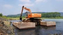 Pengerukan Sendimen ditepi sungai Citarum oleh PT. South Pacific Viscose 