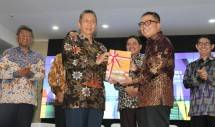 Ketua BPK Moermahadi Menyerahkan Dokumen Wajar Tanpa Pengecualian Kepada Dirut TVRI, Helmy Yahya. 