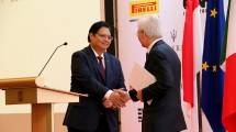Menteri Perindustrian Airlangga Hartarto bersalaman dengan Duta Besar Italia untuk Indonesia H.E Mr. Vittorio Sandalli saat acara Italian National Day 
