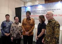 Direksi PT Sarana Meditama Tbk berpose bersama usai paparan publik di Jakarta, Jumat (28/06/2019). Dari kanan ke kiri : Hassan Themas, Surina, Sankaranarayanan Shrikanth (Presdir), Benjamin Winoto dan Num Thantuwanit. (Foto: Abe)