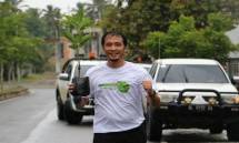 Kepala Teknik Tambang PT Mifa Bersaudara (Mifa) Adi Risfandi berlari sambil membawa bibit tanaman saat kegiatan Enviro Run dalam rangka memperingati Hari Lingkungan Hidup Sedunia yang dilakukan pada Minggu (23/6). 