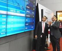 Nanang Sumartono Hadiwijojo, Presiden Direktur PT Darmi Bersaudara Tbk bertepuk tangan sambil mengamati papan perdagangan setelah harga saham perusahaan pengolahan kayu itu naik 69,33% di BEI, Kamis (04/07/2019). (Foto: Abe) 