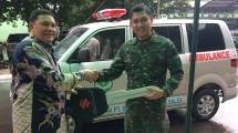 Ariadi Direktur PT Sejahtera Buana Trada menyerahkan APV Ambulance