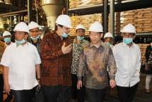 Menteri Perindustrian Airlangga Hartarto didampingi Dirjen Industri Agro Panggah Susanto (kanan) bersama Direksi PT Musim Mas meninjau proses produksi pengolahan minyak sawit ketika mengunjungi pabrik PT Musim Mas di Medan