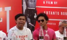 Ellyas Pical dan pemeran dirinya dalam film the Exocet, Jeffri Nichols