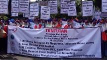 Para istri buruh PT Smelting yang diPHK sepihak ikut mendukung aksi demo (bg)