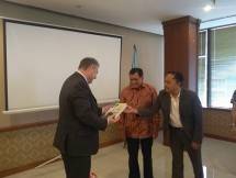 Kiri-Kanan: Presiden Organisasi Koperasi Dunia (ICA) Ariel Guarco menerima Buku Kenangan dari Ketua Umum Dekopin Nurdin Halid, yang disaksikan Direktur Hubungan Luar Negeri Dekopin Ilham Nasai (kanan), di menara NH Jakarta, Rabu(24/7/2019).
