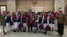Anggota Kidzania Kongrezz Kids berpose bersama Menteri Pemberdayaan Perempuan dan Perlindungan Anak di Jakarta, Jumat (26/7).(Andi Mardana)