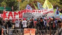 Ilustrasi demo buruh menuntut penghapusan outsourcing. (Adem Salvarcioglu/Anadolu Agency/Getty Images)