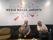 Direktur Lembaga Keuangan Mikro OJK, Suparlan kiri dan Mas Dodi sebagai moderator kanan.