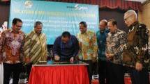 Menteri Koperasi dan UKM AAGN Puspayogao, meresmikan Kantor Cabang Kospin Jasa di Denpasar, Bali, Sabtu (25/2/2017) 