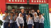 Dewan Pembina Tanoto Foundation, Belinda Tanoto dan Direktur Progam PINTAR Tanoto Foundation, Stuart Weston ditemani Bupati Kendal, dr. Mirna Annisa berfoto bersama para siswa sekolah mitra Tanoto Foundation di Pendopo Kendal pada Rabu (31/7).