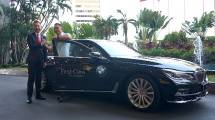 President Director BMW Group Indonesia, Ramesh Divyanathan bersama Direktur Utama Garuda Indonesia, Ari Askhara seusai menandatangani perjanjian kerja sama
