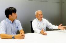 (kanan) Hirozou Yoshitomi, President of Tokyo-based JUNPUZI (kiri) Seiji Kamiya, JUNPUZI&rsquo;s Project Planning and Development Department Manager