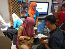 Nasabah BRI Syariah sedang mengisi formulir
