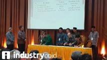 Menteri Perindustrian Airlangga Hartarto didampingi Dirjen IKFT Kemenperin, Achmad Sigit Dwiwahjono saat menyaksikan penandatanganan MoU antara 11 perusahaan industri dengan 164 petambak garam (Foto: Ridwan/Industry.co.id)
