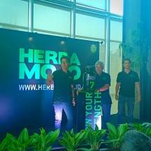 Manajemen Deltomed Laboratories. (Ki-ka): Mulyo Rahardjo (CEO), Victor S. Ringoringo (CBDRD), Tjokorda Gede Kerthyasa ( Praktisi Kesehatan Holistic & Homeopath)