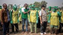 Direktur PT Bayer Indonesia, Mohan Babu bersama Direktur Perlindungan Tanaman Pangan Kementan, Edy Purnawan dan Ketua Tim Teknis Komisi Pestisida Prof. Dr. Dadang M.Sc berbincang dengan para petani Desa Pasir Kaliki.(Ist) 