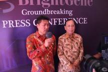 Dr. Yuan Jiandong, President of BrightGene Bio-Medical Technology, Cina. (kanan-pegang microphone) dan Johannes Setijono- Komisaris PT. BrightGene Indonesia (Kiri), 