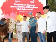 Direktur Utama Telkom Ririek Adriansyah (keempat dari kanan) menyerahkan secara simbolis hewan kurban 