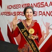 Penerjun Payung Ekstrim Naila Raih Penghargaan Ikon Prestasi Pancasila
