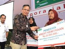General Manajer Divisi Bisnis Usaha Kecil 2 BNI Bambang Setyatmojo (kedua kiri) menyalurkan kredit kemitraan BNI kepada salah satu pengelola warung