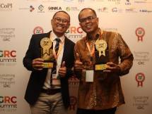 Agus Mulyana, Direktur Kepatuhan Bank bjb saat menerima penghargaan