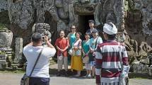 Ilustrasi Wisatawan Asal Cina Saat Berlibur ke Indonesia (Rudi Van Starrex/Getty Images)