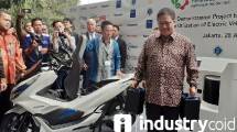 Menteri Perindustrian Airlangga Hartarto saat demonstrasi kendaraan listrik (Foto: Ridwan/ Industry.co.id)