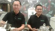 Direktur PT Inti Indola Anugerah (IIA), Burhan Bahar (kiri) bersama Marketing Communications Executive Director PT Indomarco Prismatama, Gondo Sudjoni (kanan)