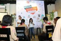 CEO BNI Kantor Wilayah Jakarta Kota Yessy Kurnia bersama SEVP RR BNI Agung Darmawan sedang berinteraksi dengan kalangan milenial di acara Nongkrong Interaktif yg digelar BNI WJK dlm rangka merayakan Harpelnas 2019.