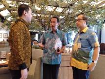 Direktur APLN Agung Wirajaya saat bercengkrama dengan sejawat kantornya