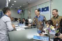 Enam Direksi BCA Layani Nasabah di Hari Pelanggan Nasional 