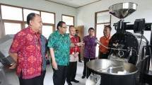 Menteri Koperasi dan UKM Puspayoga didampingi Bupati Bangli I Made Gianyar, meninjau alat baru sortasi kopi (pemilihan biji kopi)
