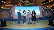 (kiri-kanan) Raditya Dika, penulis, aktor, dan content creator, bersama Weitarsa Hendarto, VP Consumer Healthcare & Wellness and International Operations, dan Cindy Gunawan, Senior GM Marketing Respiratory & Family Care Combiphar
