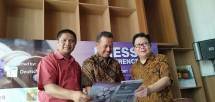 Kiri ke kanan: Sekjen Himpunan Industri Mebel dan Kerajinan Indonesia Abdul Sobur, Ketua Umum Koperasi Industri Kayu dan Mebel Ade Firman dan GM Wakeni Sofianto Widjaja (foto industry.co.id/kormen)