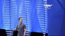 CEO Facebook Mark Zukerberg memperlihatkan proyek pesawat tanpa awak (drone), di California, 12 April 2016. (Michael Short/ Bloomberg via Getty Images)