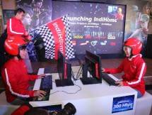 Direktur Consumer Service Telkom Siti Choiriana (kanan) dan Juara 2 Point Blank Woman Championship 2019 Moscow Indri Sherlyana Tunggal (kiri)