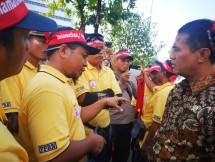 Mentan Temui dan Dielukan Peternak Pendemo