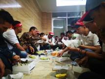 Mentan Amran Sulaiman makan bereng petani pendemo