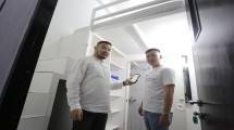 CEO Kamar Keluarga Charles Kwok (kiri) dan COO Kamar Keluarga Ferry Lukas (kanan) sedang menujukkan cara pemesanan kamar melalui website kamarkeluarga.id