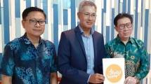 Komisaris/ manager operasional Q Net, Ganang Rindarko (kiri) Management QNET Pusat : Mr. Zaheer K Merchant (tengah) Direktur, Hendra Nilam (kanan)