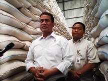 Mentan Amran Sulaiman di Gudang Bulog