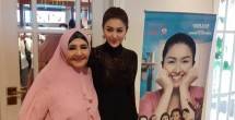 Doris Callebaut dan anaknya Jelita Callebaut yang kini meneruskan perannya sebagai Inem Pelayan Sexy (foto : AMZ)