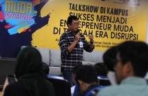 Direktur Legal, Risk and Compliance BTN R Mahelan Prabantarikso saat memberi kuliah umum di Institut Teknologi Sepuluh November (ITS) Surabaya, Selasa (1/10).