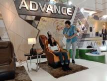Produk-produk ADVANCE yang telah di display secara apik. Mulai dari alat pijat kaki, alat pijat leher, hingga deretan kursi pijat siap memanjakan pengunjung yang pegal-pegal setelah puas berkeliling di dalam mall.