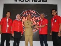 Wakil Gubernur Provinsi Sulawesi Tenggara Dr. H. Lukman Abunawas, S.H., M.Si (tengah) bersama Direktur Network & IT Solution Telkom Zulhelfi Abidin (kedua dari kanan), Direktur Consumer Service Telkom Siti Choiriana 