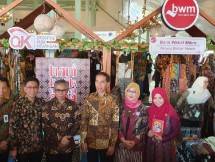 Wimboh Santoso bersama presiden 