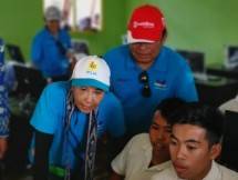 Menteri BUMN RI Rini M Soemarno (kiri) didampingi Direktur Utama Telkom Ririek Adriansyah (kedua dari kiri) tengah berinteraksi dengan siswa SMP Satu Atap Pulau Messah, Kec. Komodo, Kab. Manggarai Barat, NTT.