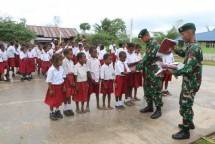 Satgas Yonif 411 Kostrad Bagikan Seragam di Sekolah Perbatasan